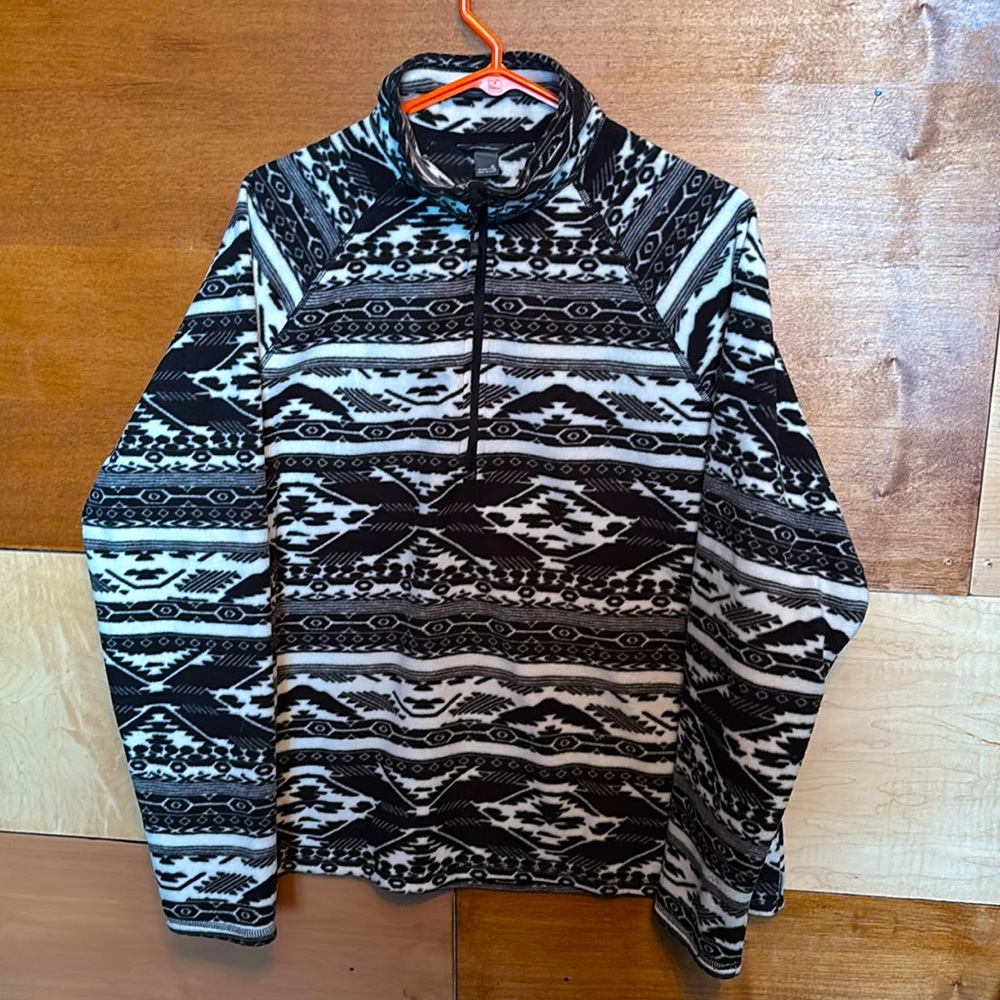 Eddie Bauer Women’s size XL Native/Aztec Print in black & white
